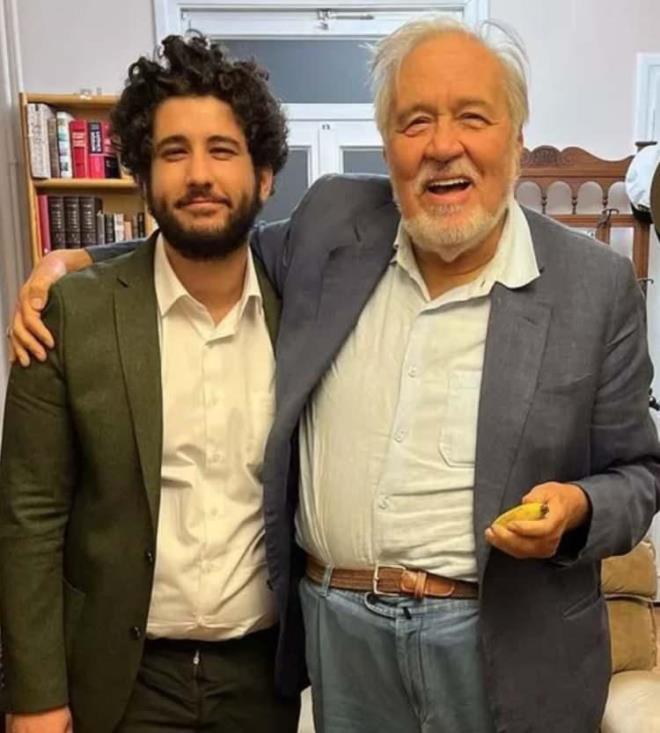 Sosyal medya hesab zerinden takipilerine de yazar ve eser nerisinde bulunan Arda, geen eyll aynda nl tarihi lber Ortayl ile bir araya geldi.