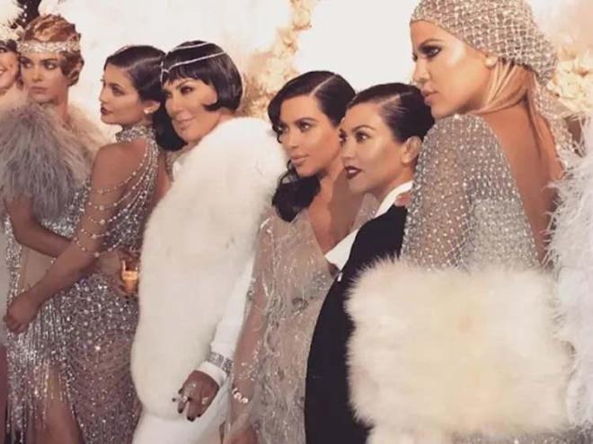 KRIS JENNER (6)    Reality show yldz Kris Jenner, 1978-1991 yllar arasnda evli kald Robert Kardashian'dan Kim, Khloe, Kourtney ve Rob adnda 4 ocuu bulunuyor.    Jenner, daha sonra 1991'de Bruce Jenner ile nikah masasna oturmutu. 2015 ylnda boand ikinci einin soyadn kullanmaya devam eden Kris Jenner'n bu evliliinden ise Kendall ile Kylie adnda 2 kz bulunuyor.