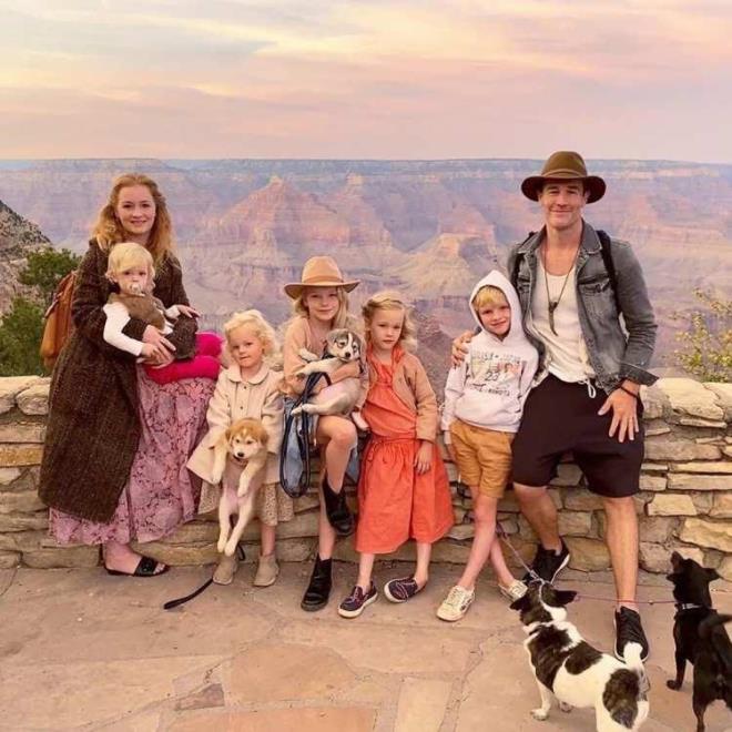 JAMES VAN DER BEEK (5)    nl sinema oyuncusu James Van Der Beek'in 5 ocuu bulunuyor.