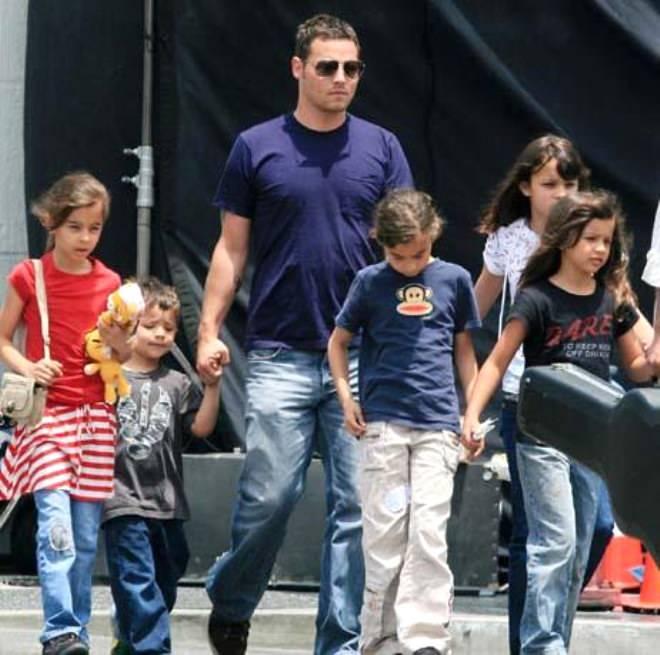 JUSTIN CHAMBERS (5)    Oyuncu Justin Chambers, 1993'ten beri mutlu bir evlilik srdrd Keisha Chambers'dan; Isabella, Maya, Kaila, Eva ve Jackson adnda 5 ocuu var.