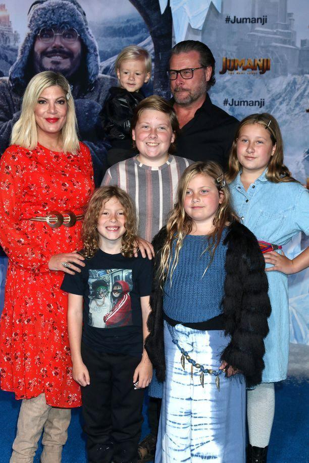 TORI SPELLINGS (5)       2006 ylndan beri meslekta Dean McDermott ile mutlu bir evlilik srdren oyuncu Tori Spellings'in; Stella, Liam, Hattie, Beau ve Finn adnda 5 ocuu bulunuyor.