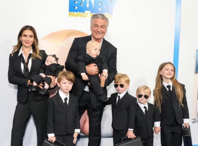 ALEC BALDWIN (8)    Oyuncu Alec Baldwin'in, 1993-2002 yllar arasnda evli kald meslekta Kim Basinger'dan da Ireland Baldwin adnda bir kz bulunuyor.    Baldwin, daha sonra 2012'de yoga eitmeni ei Hilaria Baldwin ile nikah masasna oturmutu. Mutlu birliktelikleri sren iftin; Carmen, Rafael, Leonardo, Romeo, Eduardo, Lucia ve Ilaria Catalina Irena adnda 7 ocuu var.