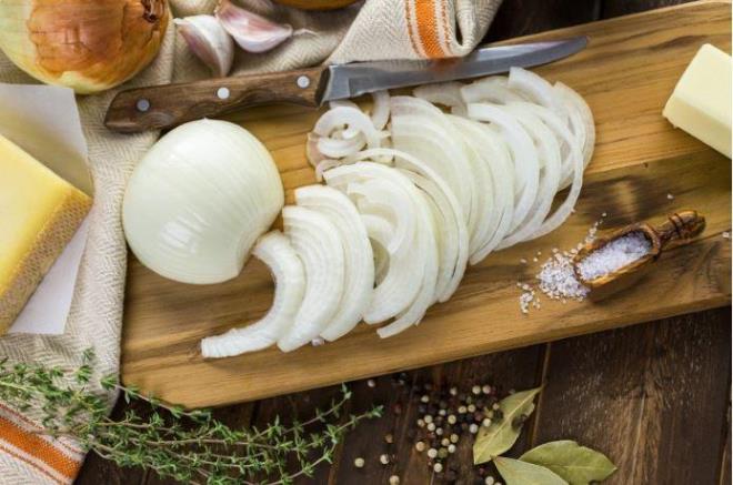 Gnlk hayatta gerek yemeklerde gerek salatalarda kullanlan soan, antibiyotik ve vitamin bakmndan olduka zengindir. Fakat dilimlenen soanlar uzun sre bekletmek bir o kadar zararl olduu uzmanlar tarafndan akland. te dilimlenmi soann zararlar...