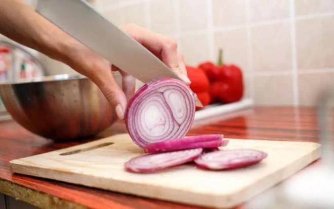 Peki vcudumuza olan salndan gzellik krne kadar geni bir yelpazede tketilen soann, dilimlendii takdirde dnlmez hastalklara sebebiyet verdiini biliyor muydunuz?