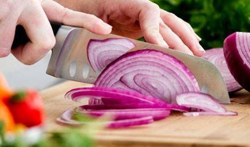 Yaplan aratrmalar, i bir ekilde doranan soanlarn saklama kaplarnda ya da buzdolabnn iinde muhafaza edilse bile bakteri oluturduunu gsteriyor.  Bu yzden kesilen soanlarn bekletilmeden tketilmesi gerektii syleniyor.