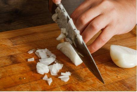 SOAN YARIM KALDIYSA BU EKLDE DEERLENDRLEBLR    Yarm kalm bir soann ertesi gn kullanm byk risk tayor. zehirlenmelere kadar giden bu zararl yolda doranm soanlar artyorsa evin bir blmne koyarak havadaki mikroplar ldrsn diye kullanlabilir.