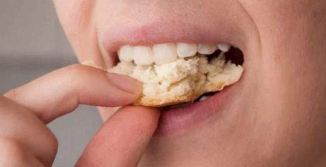 SNDRM SORUNLARINA YOL AIYOR    Temel ilevlerinden biri olan ve  inemede ba rol oynayan dilerin kayb bu ilevin yerine getirilmesinde risk yaatacaktr. Yiyeceklerin dzgn bir ekilde inememek ilerleyen zamanda ene arlar ve sindirim sorunlarna neden olacaktr.