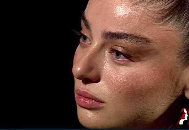 GZYALARINA BOULDU!    "Baban ile ilikin nasld, onu kaybettikten sonra hayata bakn deiti mi?" sorusunu ise nl oyuncu gzyalaryla yle yantlad: