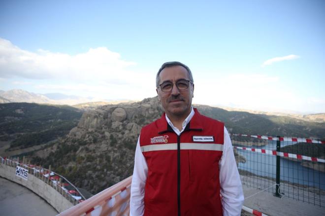 Bykehir Belediye Bakan Hayrettin Gngr, temel atma treninde, cam terasn blgenin turizme kazandrlmas asndan nemli bir proje olduunu syledi.