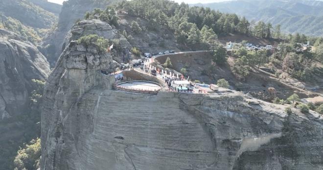 Yaklak 50 milyon lirann zerinde bir yatrm gerekletirdiklerini, tesisin 12 ay boyunca ziyaret edilebileceini ifade eden Gngr, "Amacmz Kahramanmara'n turizm potansiyelini 250 binden ilk aamada 500 bin, ikinci aamada 1 milyona ulatrmak. Bunu zaten gerekletirdiimizde ehrimizdeki ekonomik hareketliliin daha fazla artacan biliyoruz." dedi.