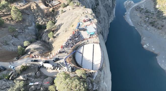 Bykehir Belediyesi ile Dou Akdeniz Kalknma Ajans (DOAKA) ibirliiyle gerekletirilen proje kapsamnda kent merkezine 20 kilometre uzaklktaki cam teras, Gredil Kalesi ve Menzelet Baraj'na hakim, baraj glnden 160 metre ykseklikte ve 900 rakmda bulunan sarp kayalklar zerine ina ediliyor.