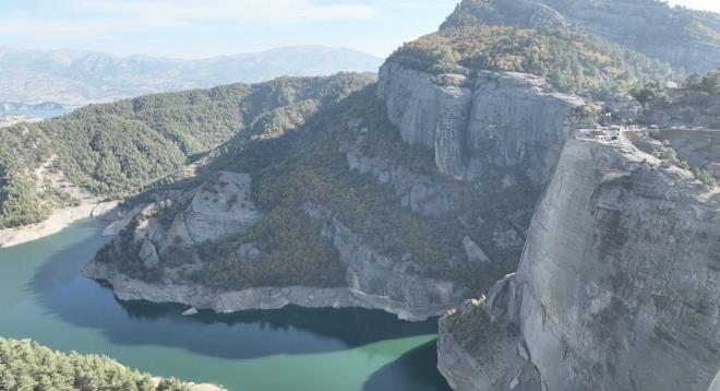 Kentin ok zengin kltrel mirasa ve doal gzelliklere sahip olduunu belirten Gngr, unlar kaydetti:  <br>  "Burann ok gl bir hikayesinin olduunu ifade ettik. Asrlardr sregelen Hazreti Ali'nin at dldl ile buraya geldii ve buradaki kayay ikiye ayrd gibi bir hikayesi var. Asrlardr anlatlr. Burada cam terasn yannda zellikle ziyaretiler geldiinde vakit geirebilecekleri bir yeme ime mekan oluturduk. Ayn zamanda da yrme parkuru da var. Sadece Trkiye'nin deil, dnyann en gzel seyir teraslarndan birini ehrimize kazandrm oluyoruz. Burann 2 tr ulam var. Hem kara yoluyla ulamn salyoruz hem de tekneyle Menzelet Park ve baraj zerinden buraya ulam salyoruz."