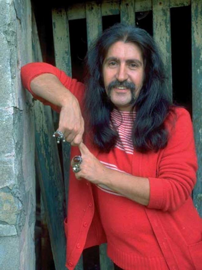 "Dnence"den "Sar izmeli Mehmet Aa"ya unutulmaz arklara imza atan modern bir halk ozan... Yapt televizyon programyla Trkiye ile dnya arasnda kltrel kpr kuran bir seyyah... Adam Olacak ocuklar yetitiren bir retmen... Trkiye'nin yetitirdii en nemli deerlerden Bar Mano'nun hayat beyazperdeye tanyor...