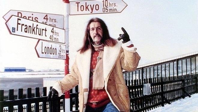 1963'te Galatasaray Lisesi'nden sonra niversite eitimi almak iin gittii Fransa'da  45'lik plak kard. 1968 - 1969 yllar arasnda Trkiye'de Kaygszlar grubuyla sekiz 45'lie imza att.