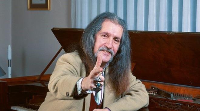 Kariyeri boyunca birlikte alt Kurtalan Ekspres grubuyla 1972'de bir araya geldi. arklar kadar renkli kostmleri ve aksesuvarlaryla da dikkat ekti.