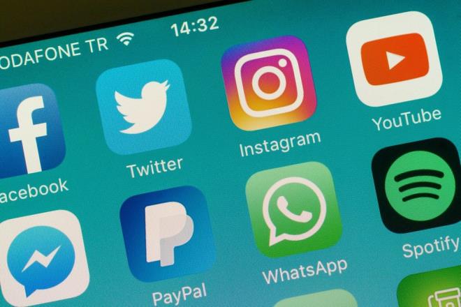 KULLANICILAR GRUPTAN SESSZCE AYRILABLECEK    Birbirine bal topluluklarn, kendi aralarnda iletiim kurmak iin daha zel ve daha gvenli yollara duyduklar ihtiyatan yola kan WhatsApp, "Topluluklar" ile birlikte platforma yenilikler de getiriyor.