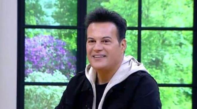 ikayette, radyo ve televizyonlarda youn istek alan arknn, ilgili radyo kanallarnda hi yaynlanmad, buna karn benzer tarzdaki arklar yaymlayan radyo kanallarnn, sanat ve irketler arasnda ayrmclk yapt ne srld.