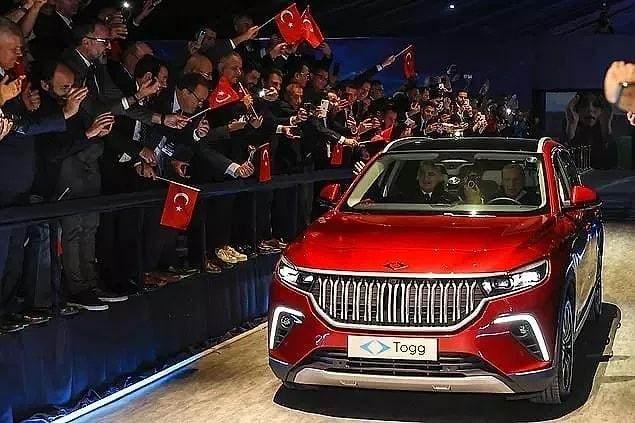 Getiimiz gnlerde, Cumhurbakan Recep Tayyip Erdoan'n, Togg'un ilk aracn banttan indirmesiyle tm Trkiye byk bir coku yaamt. lk yerli ve milli olmasyla gurulandran Togg ile ilgili sanat camiasndan da vgler yamaya balad.