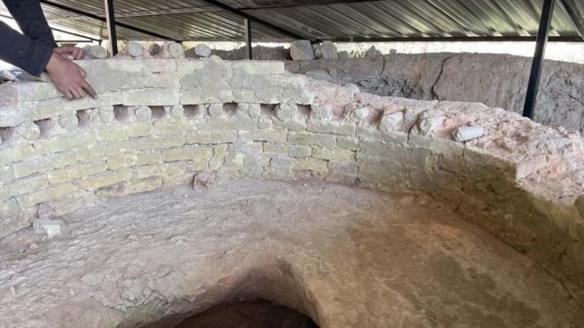 Bulunan frnn yzde 70'inin salam olmas da nem derecesini artryor<br>    Seramik frnlarnn yksek s nedeniyle yprand iin ve dayankl yaplar olmadndan gnmze kadar gelemediini aktaran elebi, "Seramik frn, salam yap halinde gnmze ulaan, kendi formunu koruyan tek frn olma zelliini tamaktadr. Bu adan ok nemlidir. Buras ateliiyle beraber yzde 70'i salam ekilde duruyor. Ahlatta bulunan frnn byk ksm gnmze ulaamamtr." ifadesini kulland.