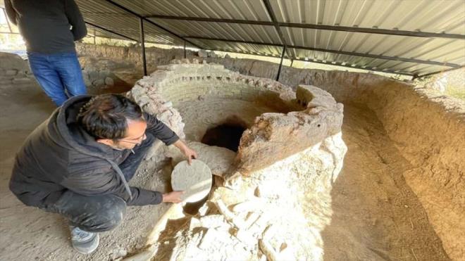 ift bal kartal ve tavus kuu kalplar kt<br>    elebi, frn yapsnn yannda baz buluntularn da ortaya karldna iaret ederek, "Tekne tespit edildi ve bunun iinde seramiin ham maddesi olan ilenmi kuars malzeme bulundu. Bu yapnn hemen yannda sr teknesi denilen kil havuzu yer alyor. Buras, srlarn paraland ve kil haline getirildii yer. Kil atlatma havuzu ve seramik kalplar en nemli buluntulard. ift bal kartaln ve tavus kuunun kalp malzemeleri ortaya karld." diye konutu.