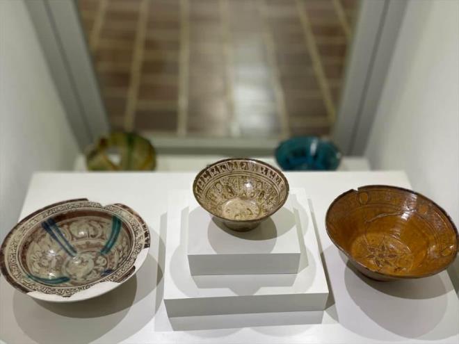 Seramiklerin daha nce Suriye'nin Rakka ve ran'n Kean blgesinden ithal edildii sylenirdi. Frnn tespit edilmesi, bu malzemenin ithal edilmediini, bunlarn Konya'da retildiini ve bakentin seramik retim merkezi olduunu gstermektedir."