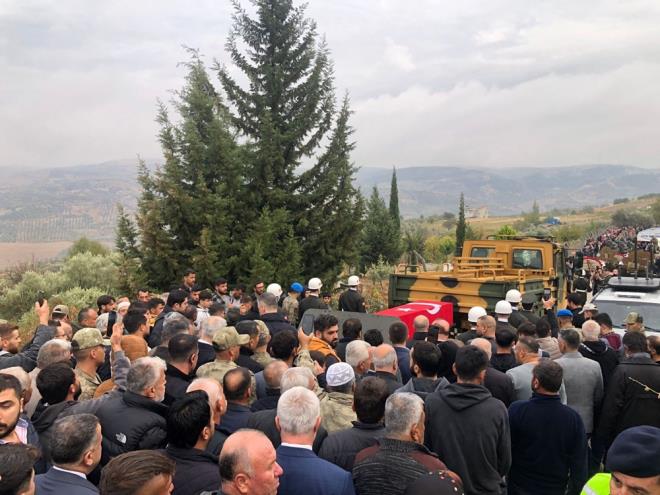 smail Esmer?in cenazesi, klnan namazn ardndan top arabasyla gtrld mahalle mezarlnda topraa verildi.