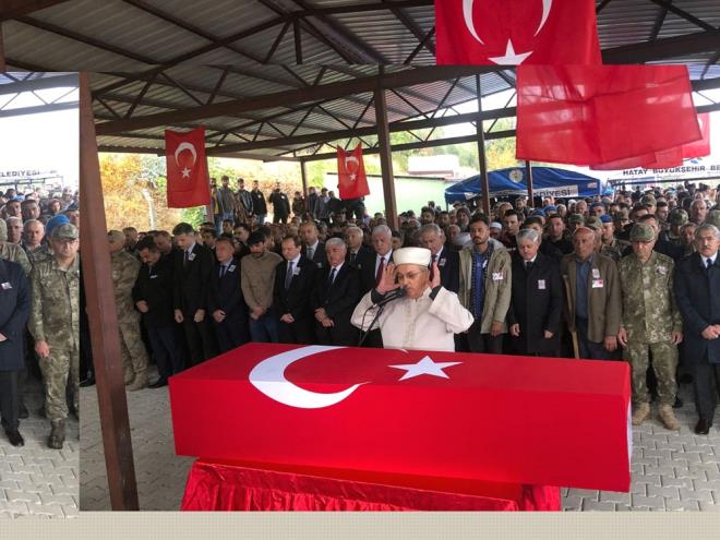 Trene Esmer ailesi ile Hatay Valisi Rahmi Doan, Aile ve Sosyal Hizmetler Bakan Yardmcs smail Ergne, milletvekilleri, sivil ve askeri erkan ile ok sayda kii katld. Bekar olduu renilen ehit Esmer'in yaknlar, trende gzya dkt.