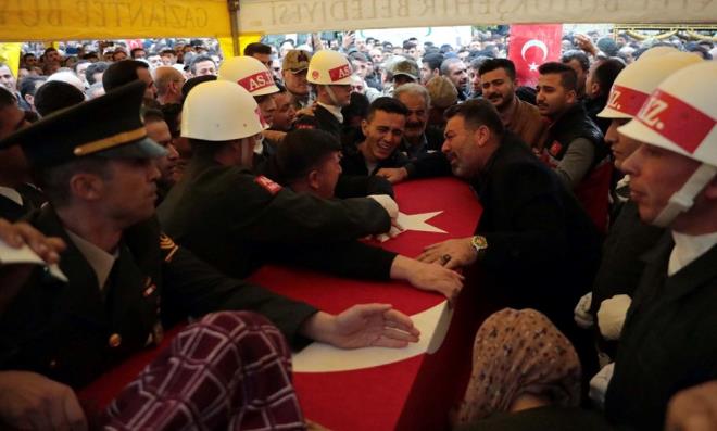 Bekar olan ztrk?n Trk bayrana sarl tabutuna sarlan yaknlar, uzun sre gzya dkt.    l Mfts Hseyin Hazrlar'n kldrd namazn ardndan ehit Mustafa ztrk?n cenazesi, mahalle mezarlnda topraa verildi.