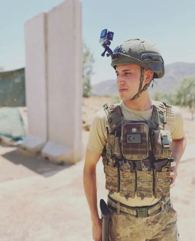 ''SON HATIRAMIZ KALSIN''    23 yandaki ehit smail Esmer'in silah arkadalaryla birlikte, ne zaman ekildii bilinmeyen bir videoda "Az nce bir saldr oldu. Bugn son grntlerimiz olacak, cennete davetliyiz. lrsek hakknz helal edin" dedii anlar yer ald.    Glerek arkadalarna seslenen ehit smail Esmer'in "Son hatramz kalsn" dedii grlrken, bir silah arkadann ise "Hep byle video ekildikten sonra ehit oluyorlar deil mi" diye cevap verdii grntye yansd.