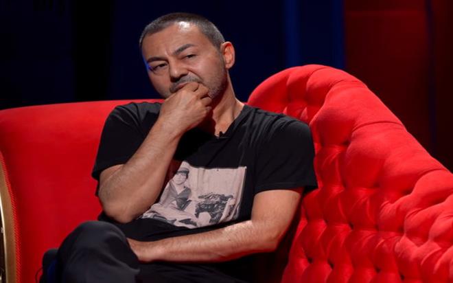 nl arkc Serdar Orta konserden gece 5'te evine dnd. Evinin nnde grd manzarayla adeta lgna dnen Orta, sosyal medya hesabndan video ekerek isyann paylat. Yapm irketine ate pskrten nl arkc azna geleni syledi. Orta, sinirlerine hakim olamad videoyu nce paylap daha sonra sildi.