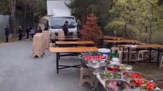 Orta, "erefsizler evimin nne ak bfe koymular film ekiyorlar. 5'te geldim konserden.