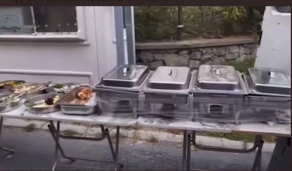 nl arkc Serdar Orta evinin nnde film ekimi olduunu ve kurulan ak bfeyi grnce lgna dnd.