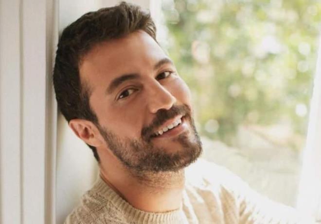 Piyano ve gitar almaya balayan ahin, niversite yllarnda mzikal faaliyetini artrd. stanbulda eitli mekanlarda sahne ald.