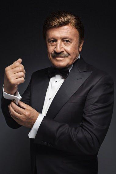 Yapt ilk bestesi; "Sen Mevsimler Gibisin" ile 4. Altn Kelebek/ Yln arks dln kazanmtr. Bugne kadar 24 adet 45?lik plak, 7 adet 33?lk plak (LP), 13 adet ise Kaset & CD albm yapt. 300?n zerinde bestesi olan ahin?in yaklak 150 eseri hit oldu.  &#8203;