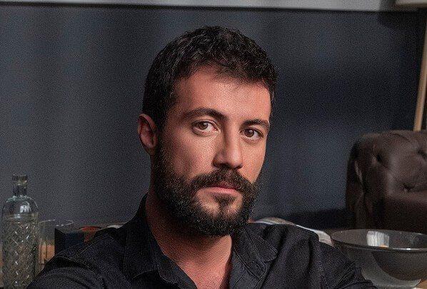 LDER AHN KMDR?    Bir Tek Sen arks ile adn geni kitlelere duyuran Lider ahin, 3 Aralk 1985 ylnda stanbul'da dnyaya geldi.