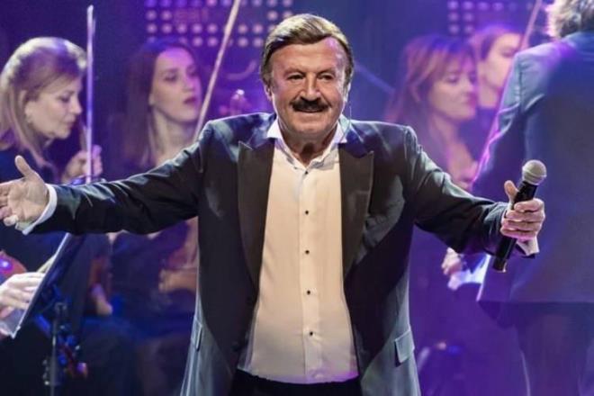 SELAM AHN HEM SYLED HEM ALATTI!    Sibel Can, Hakan Altu, Hsn enlendirici ve ekran bandakileri gzyalarna boan Selami ahin, ocukluk yllarndaki zorluklar anlatt. "Her inasann hayat romandr. ok fakir bir ailenin ocuuydum. Kyde hi bir ey yoktu. retmenler sen bana arkc olursun derlerdi. 15 yanda stanbul'a geldim. Soan ekmek yedim kazandm paray aileme gnderdim." dedi.