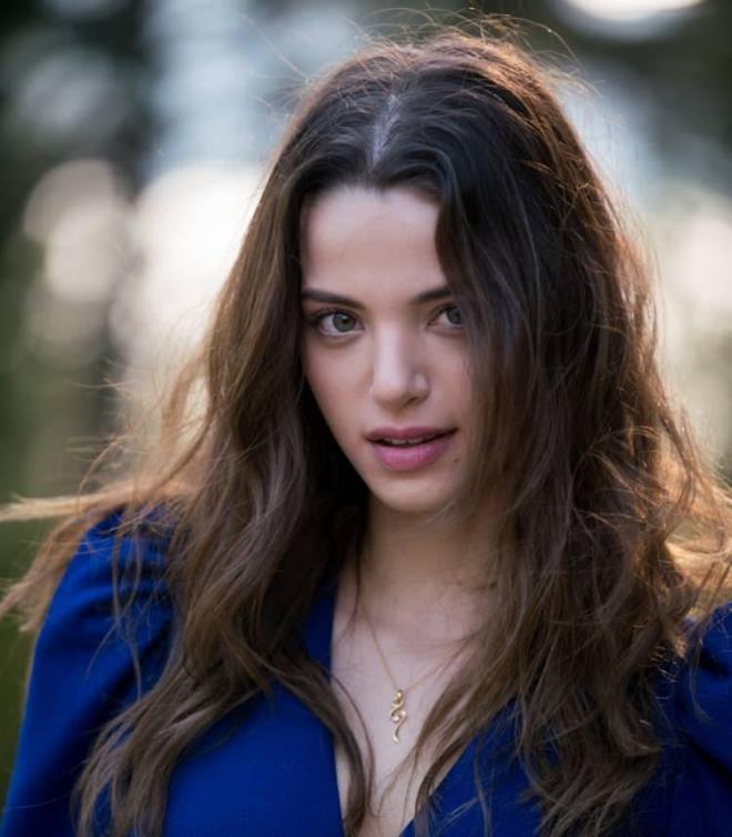 lk kez Parampara dizisindeki Cansu Glpnar rol ile seyirci karsna kan Leyla Tanlar, arada baka dizilerde oynasa da Parampara sonras en dikkat ekici dnn Gzel Gnler ile yapt. Tanlar'n deiimi de olduka dikkat ekti.