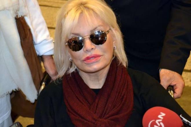 Getiimiz hafta evinde dmesi sonucu usta sanat Ajda Pekkan, ameliyata alnmt. Yal insanlarda sklkla grlen kala kemii kr 76 yanda olan Pekkan'nda bana geldi. Bu durumda usta sanatnn ne zaman iyileip iyilemeyecei merak konusu oldu.