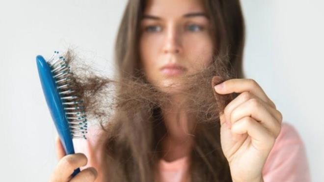 SA DKLMESNN NEDENLER?    Sa dklmesinin birka nedeni vardr. Bunlar u ekilde sralana bilir:     nsan saln etkileyen uzun sreli rahatszlklarn olumas, i kayb ya da yas gibi byk streslerin yaanmas gibi sonularnn meydana gelmesi "telogen effluvium" sa dklmesi olarak bilinir.