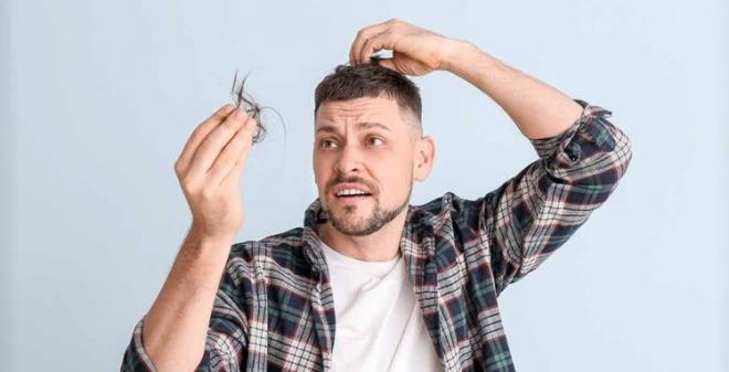 Antideprasanlar,levodopa ya da kemoterapi gibi baz ilalarn sa dklmesine etkisini gstermesi.     Sklkla grlen genetik sa dklmesi, erkek hormonlar, artan yan vermi olduu kombinasyonu; hem erkek hem de kadn iin geerli sa dklmeleri meydana gelir.