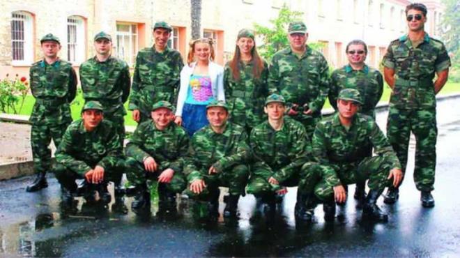 Sokak rportajlar yapan eski oyuncu, vatandaa gndemle ilgili sorular yneltiyor.