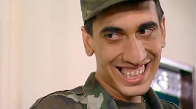 Azad, En yi Arkadam, Mehmet'in Gnl, Naber Bacanak ve Akasya Dura gibi baarl yapmlarda da rol alan Mehmet Kurt'un yldz "Emret Komutanm" dizisinde oynad Naci karakteriyle parlamt.