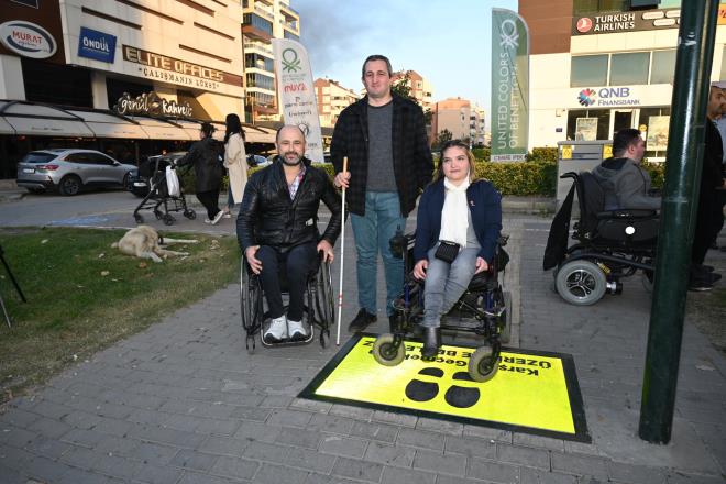 Mevcut yaya butonlarnn hem salk asndan hem de engelliler iin kullanl olmadn dile getiren Akta, "Bu problemlerin ortadan kaldrlmas iin ekip arkadalarmz 'Zemin Yaya' projesini gelitirdi. Biz aslnda Trkiye'de bir ilki gerekletirdik. Yaptmz aratrmalarn tamamnda hem lkemizde hem de dnyada bununla alakal uygulama genelde direk stndeki butonlarda. Karya gemek iin belirlenen noktalara tekerlekli sandalyesiyle gelmi olabilir, yaya olarak gelmi olabilir, platformun zerine basmas halinde 2 saniye iinde sistem alglyor ve karya geile alakal hemen onun isteini devreye alyor. Tamamen yerli ve milli, ekip arkadalarmzn gelitirdii bir proje. ehrin yaya sirklasyonunun fazla olduu, rencilerin fazla olduu noktalarda arkadalarmz uygulamaya seri bir ekilde geecekler" diye konutu.