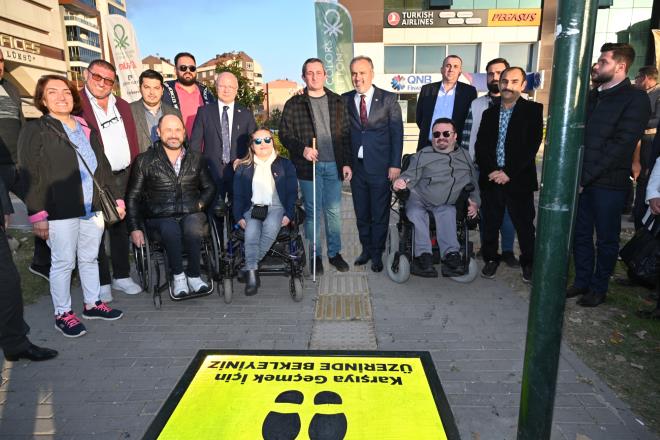 Trafik sinyalizasyon sistemlerinde insanlarn yaya geitlerini kullanarak karya geebilmeleri iin trafik lambalarna monte edilen yaya butonlar kullanlyor. zellikle grme ve uzuv kayb bulunan, tekerlekli sandalye kullanmak mecburiyetinde kalanlar bu butonlara basma konusunda ise ciddi sknt yayor.