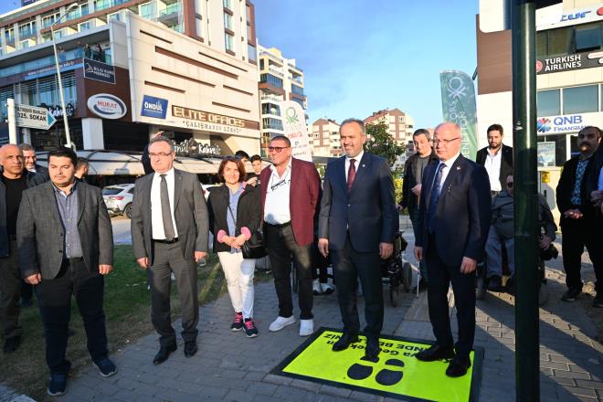 nsanlarn temas etmesi nedeniyle salk bakmndan risk oluturan butonlarn yerine kullanlacak farkl bir uygulama iin alma yapan Bursa Bykehir Belediyesi Ulam Daire Bakanl teknik ekiplerince "Zemin Yaya" adl uygulama gelitirildi. lk olarak Nilfer ilesi zlce Mahallesi Ahmet Taner Klal Bulvar'nda balatlan uygulamada, trafik  bulunan bir yaya geidinin her iki tarafna "Karya gemek iin zerinde bekleyiniz" yazl sar ve siyah renkte platform yerletirildi. zerinde durulunca aktifleen sistem 2 saniye iinde yayay alglyor ve sesli uyarlarn ardndan yayalar iin yeil k yanyor.