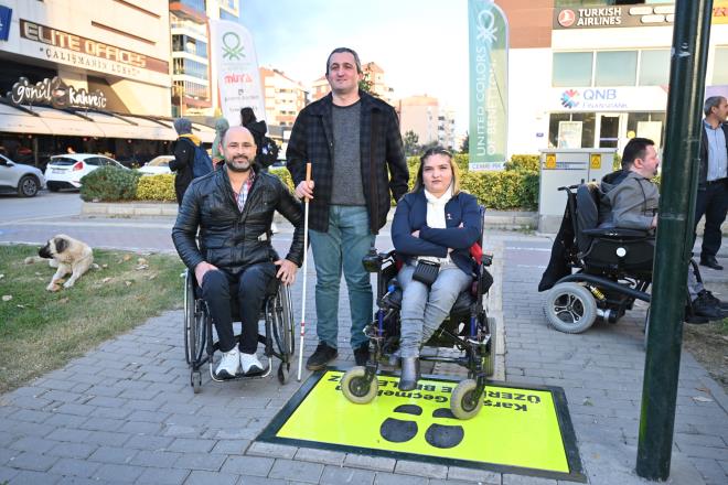 "Yaamadan bilinebilecek bir ey deil"<br>  Uygulamay deneyen grme engelli Emre Fenciolu ise projenin btn engelli gruplar, bebekli anneler ve dezavantajl yallar iin gzel bir uygulama olduunu belirtti. Karya geerken birinin desteine ihtiya duymann kendileri iin kanlmaz olduunu ancak bu destei her zaman bulamadklarn anlatan Fenciolu, "Buradaki uygulama biraz daha farkl. Normalde biz taban takip tan takip ederek geldiimiz zaman trafik lambas varsa ncelikle bunun nasl bir sistemle altn bilmiyoruz. lk defa geldiiniz bir yer olduunu dnn. stnde buton arayacaz, butonu bulup ona basacaz ama burada yle bir ihtiya yok. Taban takip tan izleyerek geldiiniz zaman sistemin zerine kyorsunuz ve belli bir sre sonra o sizi ikaz ederek sizi ynlendiriyor. Bu, insann ilk defa geldii bir yerde, hi kimseyi tanmad, bilmedii, tek bana yaad ortamlarda ok byk bir nimet. Yaamadan bilinebilecek bir ey deil. Bu ekilde baktnz zaman farkllk da arz ediyor" dedi.