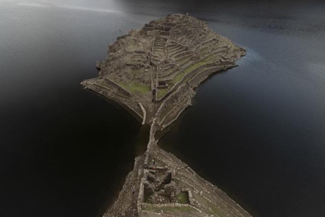 spanya'da son yllarn en byk kurakl nedeniyle su kaynaklarnda meydana gelen azalmaya bal olarak ortaya kan yaplara bir yenisi eklendi. Lugo ehrine bal Belesar barajndaki sularn ekilmesi nedeniyle Roma ncesi dneme ait bir kale olan Castro Candaz'n kalntlar gn yzne kt.