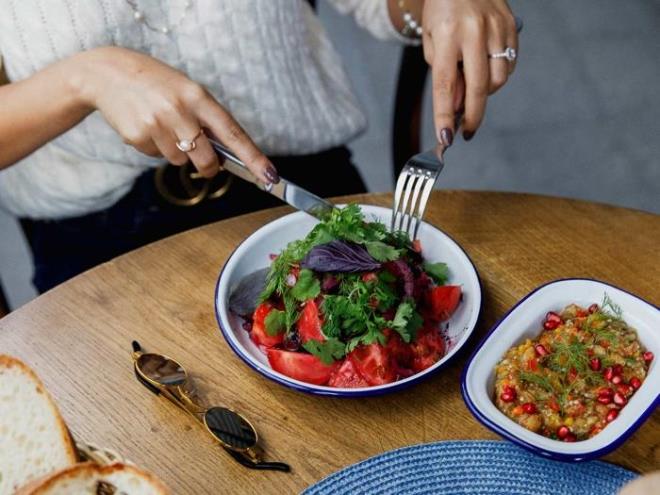 YEME OK NEMENN YARARLARI NELERDR?<BR>    Aidin Salih Gerek Tp kitabnda hzl ve salkl kilo vermenin en basit ynteminin yemei azda ok inemek olduunu syledi.  <BR>  Tkrk bezleri sayesinde besinlerde bulunan faydal besinlerin vcut tarafndan hzla enzimelenmesi ve midenin inenmi yemei daha hzl barsaklara gndererek burada da sindirim hemen gereklemesi salanr.