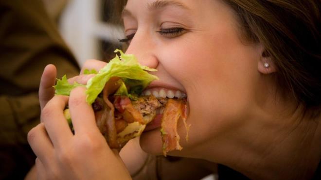 Hzla kilo vermek isteyenler diyet ya da ar spor yapmadan bu durumu kendi lehlerine evirebilirler. Kilo vermede en etkili yollardan biri hakknda aklama yapan bilim insanlar artt.  <BR>  Yemek yeme adabnn kiloyu etkilediini syleyen uzmanlar, bu durumun yaanmamas iin ok basit bir yntemin kaplarn at. Yemein ok inenmesinin kilo vermede etkili olduu sylendi. te merak edilen yant...