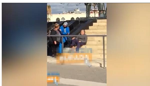 Getiimiz gnlerde TikTok'ta dnyaca nl futbolcu Cristiano Ronaldo ile canl yayn yaptn zanneden Erbil, bu sefer de TikTok videosu ekmek yaln ayak sokaa kt.